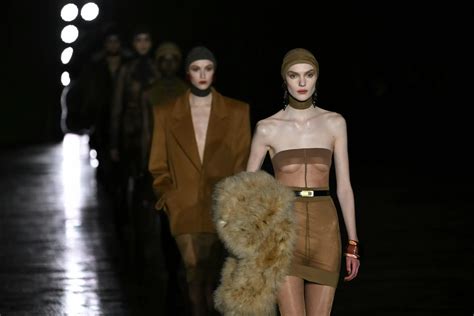 Sfilata Saint Laurent Autunno Inverno 2024 2025: foto look 